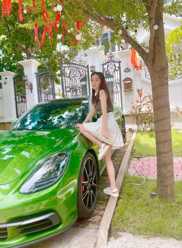 Theo đó, Đoàn Di Băng dựa vào siêu xe và nghiêng đầu như "ôm ấp" chiếc xếp hộp thân yêu của mình. Mặc dù khá "độc lạ", song "bà mẹ 3 con" vẫn khoe được vóc dáng hoàn hảo với đôi chân nuột nà, thẳng tắp.