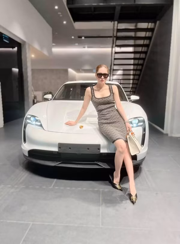 Đoàn Di Băng còn có hẳn một bộ sưu tập những hình ảnh pose dáng "lạ" cho riêng mình.