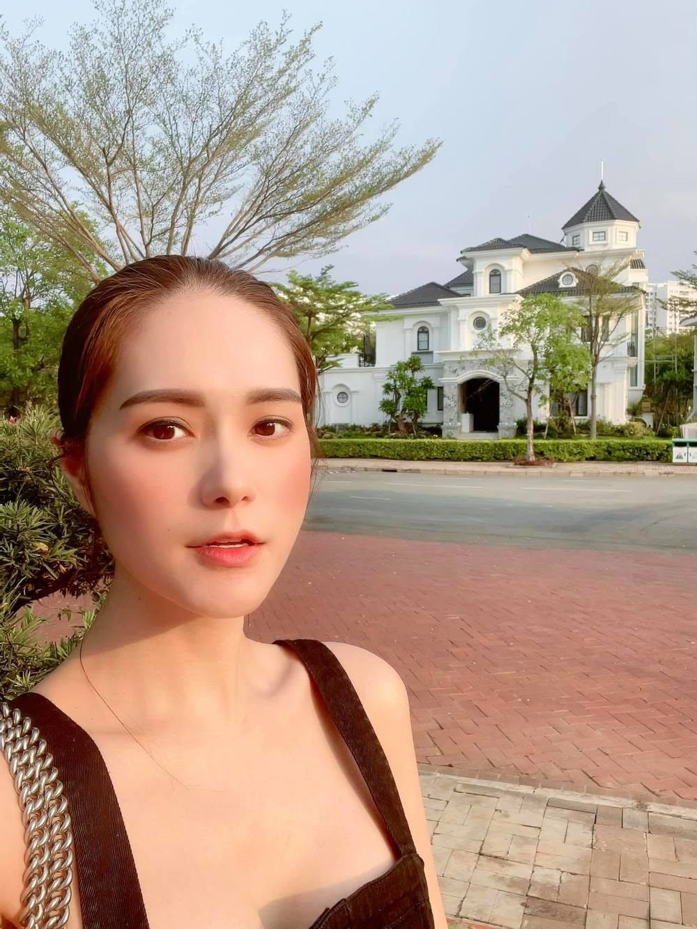 Thông qua những loạt ảnh đọ dáng bên siêu xe, Đoàn Di Băng không chỉ khoe khéo được khối tài sản khủng của mình mà còn tạo nhiều thiện cảm với công chúng nhờ tính hài hước, sáng tạo.