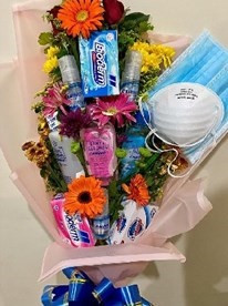 Một đóa hoa đầy đủ "nhu yếu phẩm" phòng dịch COVID-19 là món quà đúng thời điểm mà các anh em đã nhanh trí chuẩn bị cho hội chị em nhân ngày Quốc tế Phụ nữ.