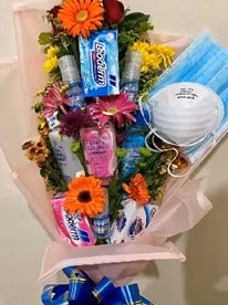 Một đóa hoa đầy đủ "nhu yếu phẩm" phòng dịch COVID-19 là món quà đúng thời điểm mà các anh em đã nhanh trí chuẩn bị cho hội chị em nhân ngày Quốc tế Phụ nữ.