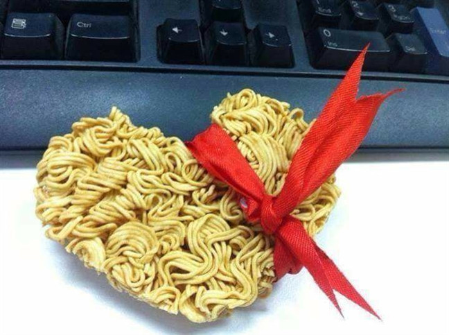 Dưới những bài đăng chia sẻ của hội chị em khi nhận được món quà 8/3 đúng đợt dịch COVID-19, nhiều dân mạng đã vào bày tỏ sự thích thú cũng như dành nhiều lời khen cho pha xử lý nhanh nhạy của các anh chồng.