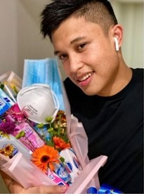 Một anh em khoe món quà mình chuẩn bị tặng vợ trong ngày 8/3 với đủ các "nhu yếu phẩm" để phòng dịch COVID-19 như nước rửa tay, khẩu trang....