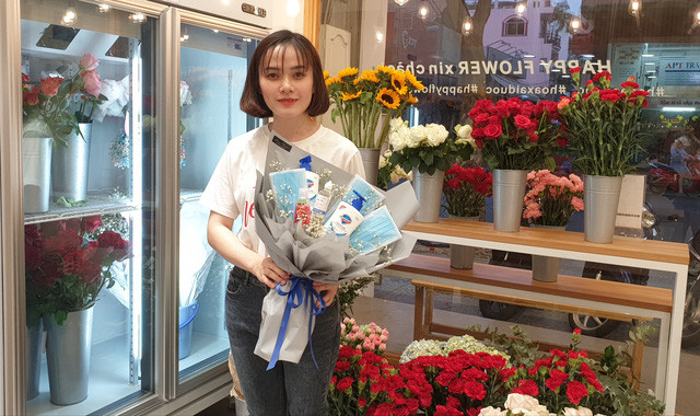 Những năm gần đây, thay vì tặng hoa tươi cho những người phụ nữ của mình vào những dịp lễ như 8/3, 20/10 dần được thay thế bằng các mặt hàng thiết thực hơn như: đồ ăn, trái cây thậm chí là tiền mặt.