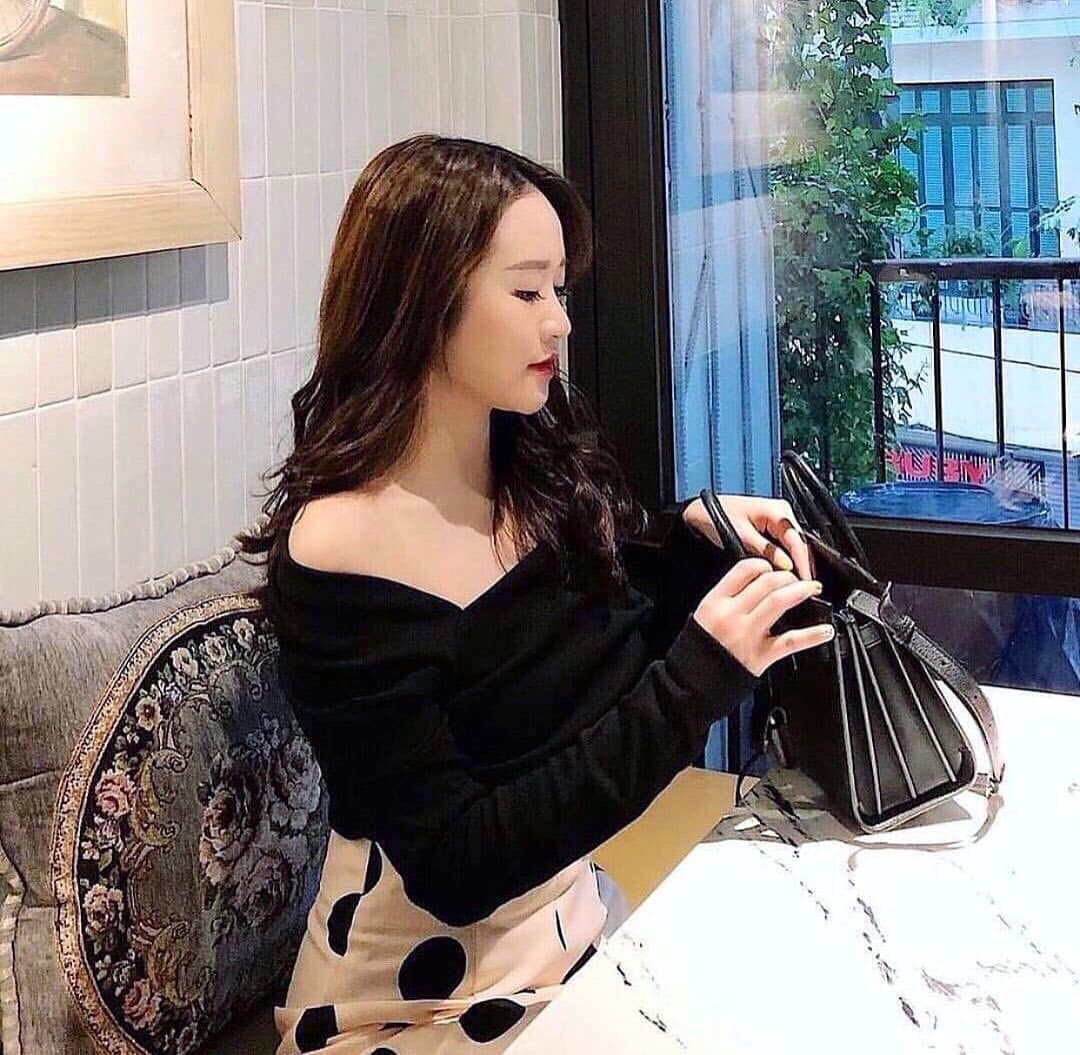 “Bà xã của em luôn là người mà em có thể chia sẻ mọi thứ, công việc trong bóng đá, công việc ở trung tâm phục hồi chấn thương. Không chỉ là một người đứng ở ngoài nhìn vào những gì mà em đang đi mà Giang - vợ của em cũng đang tham gia vận hành trung tâm ở Hà Nội” - Xuân Trường nói về Nhuệ Giang.