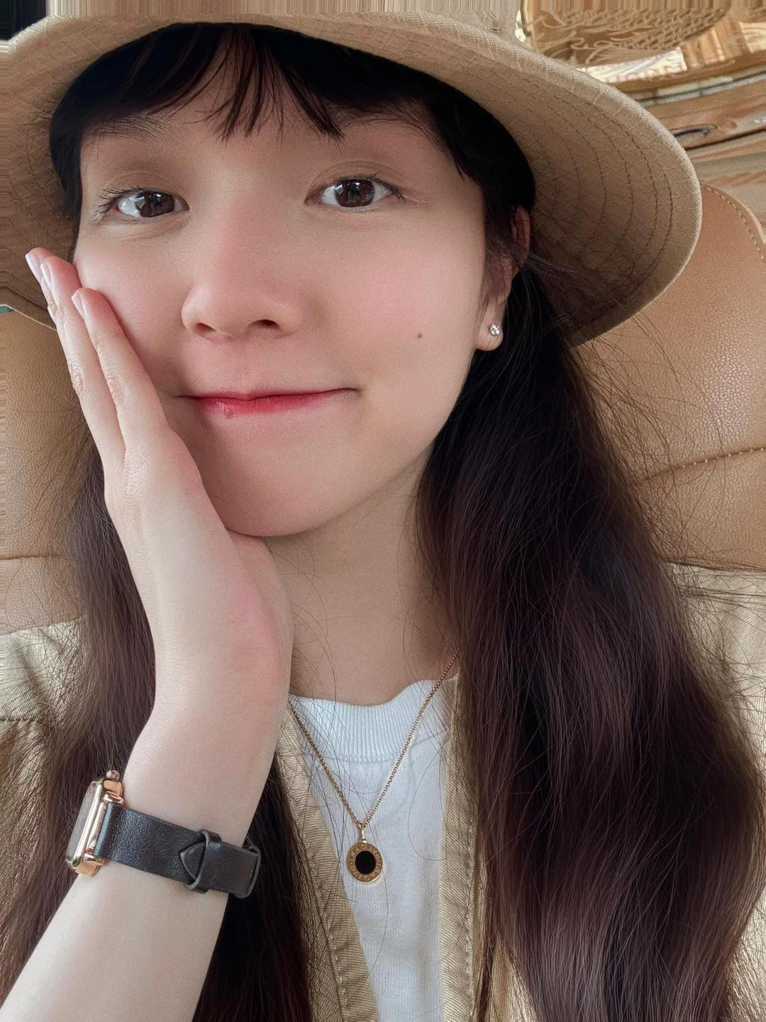 Ngoài ra, với dòng caption ngắn gọn, "Where" kèm các biểu tượng cảm xúc, cộng đồng mạng bày tỏ sự tò mò về ẩn ý đằng sau.