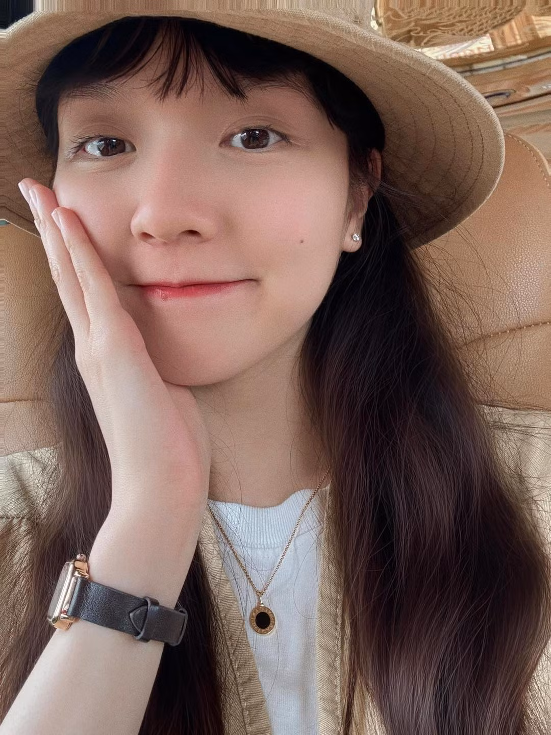 Ngoài ra, với dòng caption ngắn gọn, "Where" kèm các biểu tượng cảm xúc, cộng đồng mạng bày tỏ sự tò mò về ẩn ý đằng sau.