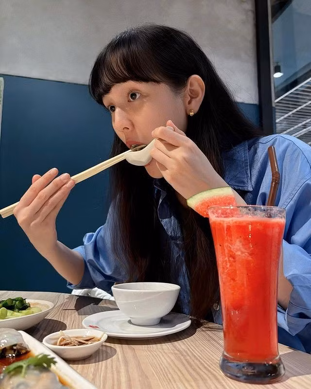 Trên trang Instagram cá nhân có hơn 430.000 người theo dõi, Hải Tú vừa cập nhật hình ảnh dùng bữa tối. Đây cũng là lần lộ diện đầu tiên của nữ diễn viên sau hơn 6 tháng.