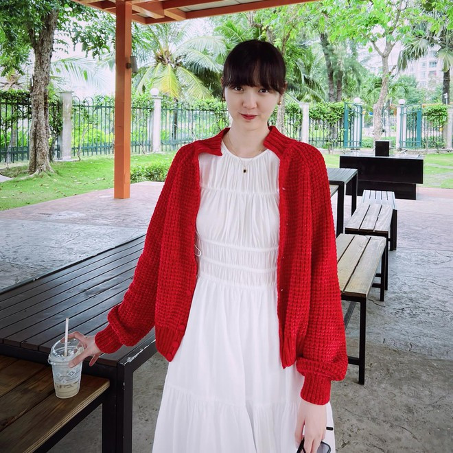 Một số ý kiến cho rằng dường như Hải Tú đang có chủ ý "nhá hàng" về một vlog đi du lịch. Bởi trước đó cô vừa chia sẻ khung cảnh đang ngồi trên máy bay.