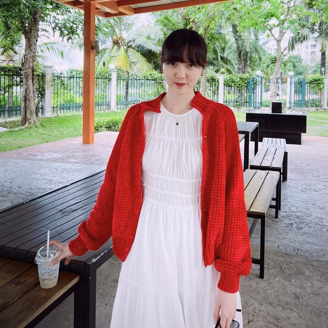 Một số ý kiến cho rằng dường như Hải Tú đang có chủ ý "nhá hàng" về một vlog đi du lịch. Bởi trước đó cô vừa chia sẻ khung cảnh đang ngồi trên máy bay.