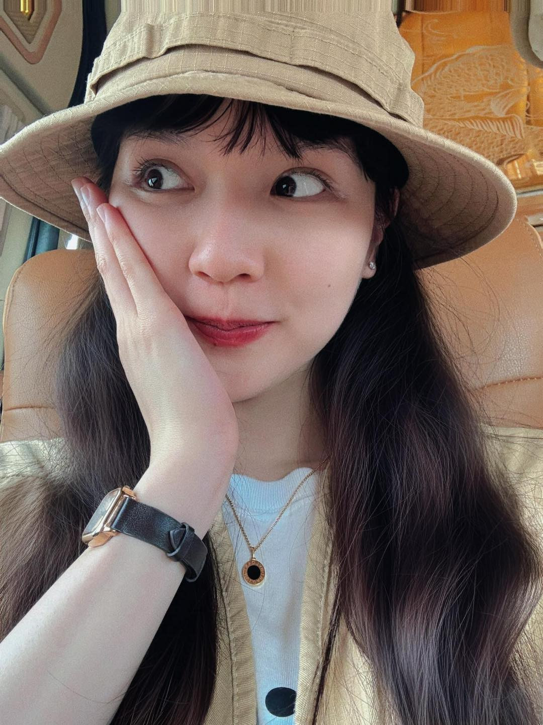 Netizen còn phát hiện thêm phần ảnh đại diện của hai bài đăng gần nhất, Hải Tú đặc biệt thiết kế theo dạng poster, đang hé lộ gợi ý đầu tiên: "...i đâu đấy".