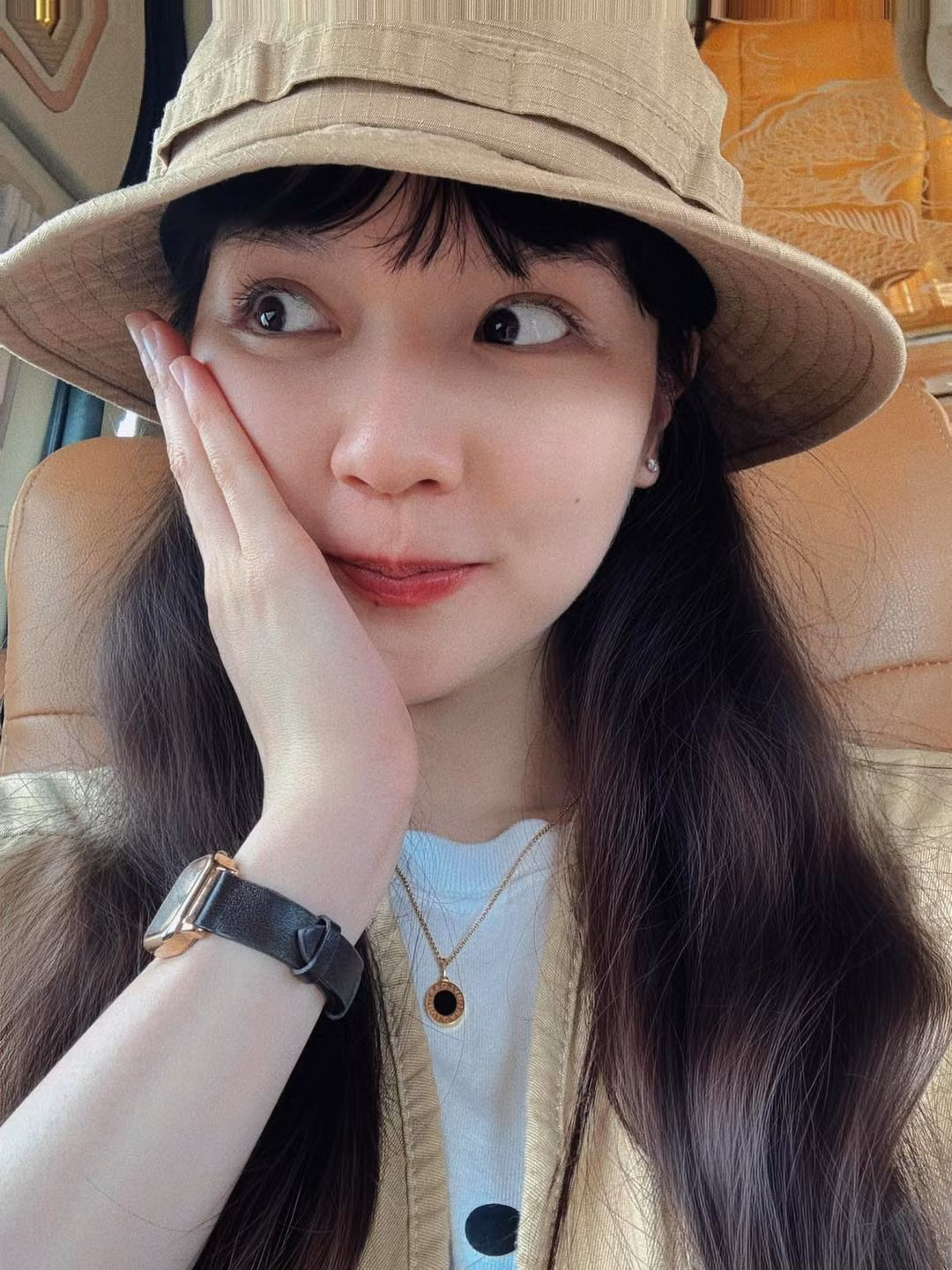 Netizen còn phát hiện thêm phần ảnh đại diện của hai bài đăng gần nhất, Hải Tú đặc biệt thiết kế theo dạng poster, đang hé lộ gợi ý đầu tiên: "...i đâu đấy".