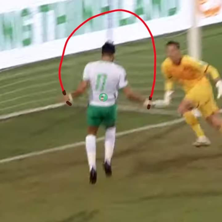 Thậm chí, nhiều netizen còn tung ra bức ảnh chế động tác bật nhảy của Shehri giống hệt kĩ thuật nhảy dây.