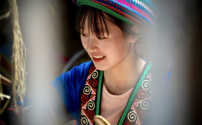 Mới đây, chàng trai trẻ Trần Tuấn Duy (28 tuổi, Hà Nội) lại lần nữa khiến dân tình thổn thức khi chia sẻ loạt ảnh chụp một thiếu nữ vùng cao.