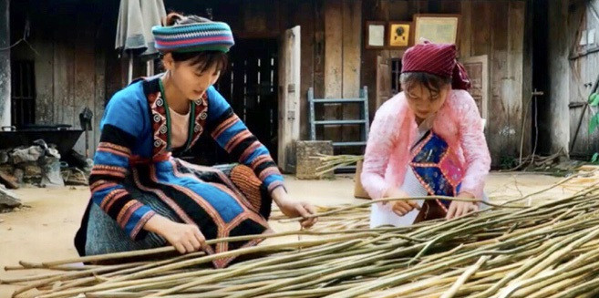 Trong loạt ảnh Tuấn Duy chụp tại làng nghề Lùng Tám, cô gái này đã chiếm trọn spotlight. Ngay sau đó, thông tin về thiếu nữ xinh đẹp khiến dân tình tò mò.