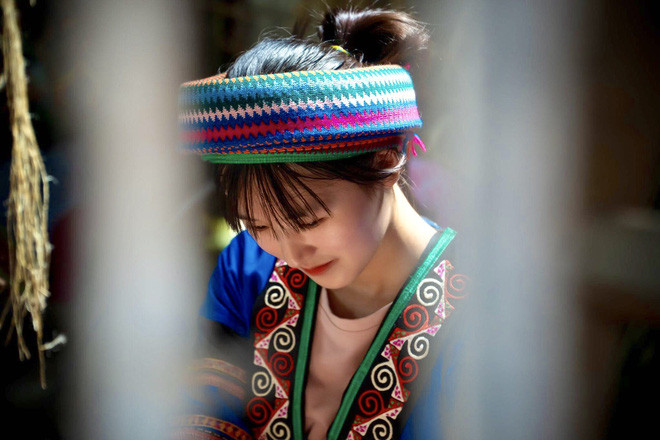 Ấy vậy nên từ trước đến nay, mạng xã hội từng nhiều lần xôn xao khi khoảnh khắc các thiếu nữ dân tộc vùng cao xinh đẹp được du khách chụp lại và chia sẻ trên các diễn đàn mạng.