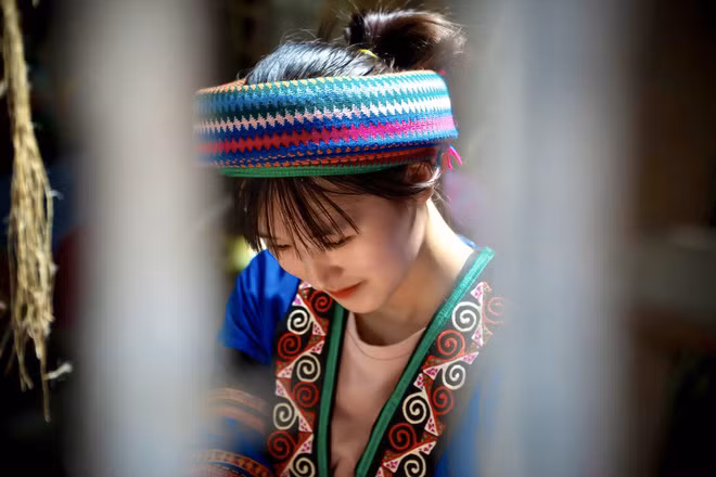 Ấy vậy nên từ trước đến nay, mạng xã hội từng nhiều lần xôn xao khi khoảnh khắc các thiếu nữ dân tộc vùng cao xinh đẹp được du khách chụp lại và chia sẻ trên các diễn đàn mạng.