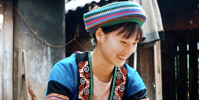 Sở hữu khuôn mặt rạng ngời, vẻ đẹp thuần khiết, trong trẻo cộng với nước da trắng ngần đặc trưng của con gái vùng núi cao Tây Bắc, nhân vật chính trong loạt ảnh của Tuấn Duy khiến bao trái tim "tan chảy".