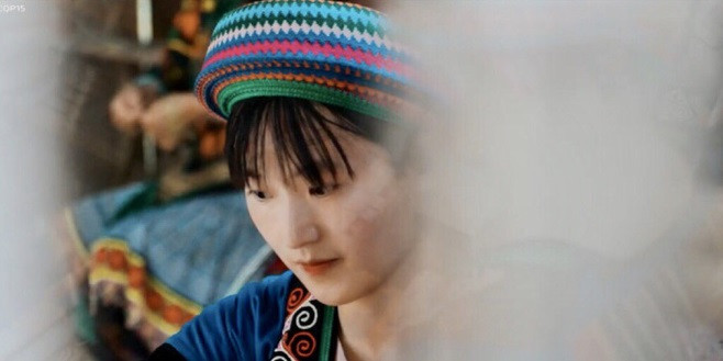 Mặc dù dệt nên một tấm vải mất rất nhiều công sức, nhưng những chàng trai, cô gái ở Lùng Tám như Vân Anh vẫn hàng ngày tỉ mẩn để bảo vệ cho một nét văn hóa độc đáo mà tổ tiên bao đời để lại.