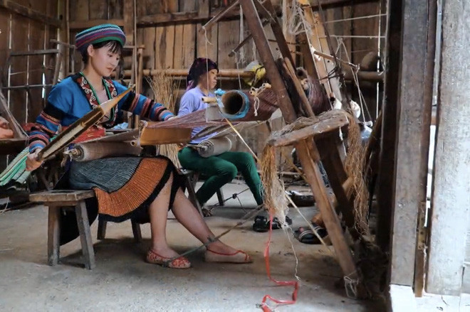 Cụ thể, trong chuyến trải nghiệm thực tế kết hợp quay phim về làng nghề dệt lanh Lùng Tám ở Hà Giang, Tuấn Duy đã bị ấn tượng bởi nhan sắc và sự khéo léo của một thiếu nữ H'Mông.