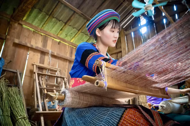 Theo tìm hiểu, thiếu nữ H'Mông nổi tiếng khắp MXH trên có tên Sùng Thị Vân Anh, 20 tuổi, hiện đang làm việc tại làng nghề dệt lanh Lùng Tám.