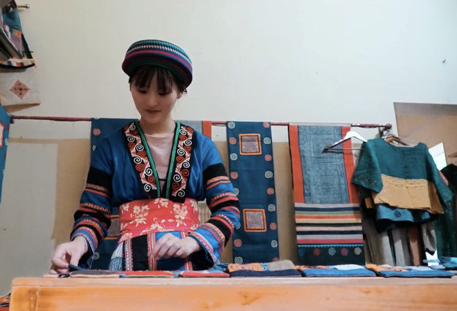Nhiều khách du lịch từng đặt chân đến làng nghề Lùng Tám cũng nhanh chóng nhận ra cô gái này và dành nhiều lời khen ngợi cho nhan sắc lẫn sự khéo léo, tỉ mẩn của thiếu nữ H'Mông.
