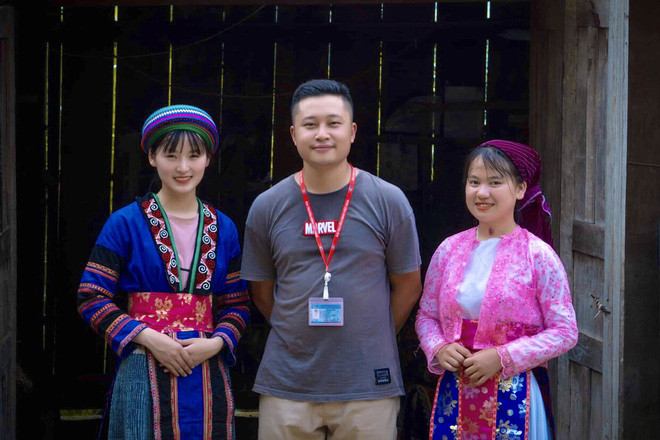 Được biết, sau khi có duyên gặp gỡ cô gái xinh đẹp ở Lùng Tám, chàng trai Tuấn Duy nảy ra ý tưởng quay một bộ phim lấy bối cảnh tại chính làng nghề. Ban đầu khi nhận được lời mời, các cô gái H'Mông khá e dè và ngại nên đã từ chối tham gia. Nhưng sau khi được thuyết phục, thiếu nữ xinh đẹp đã vui vẻ nhận lời và hy vọng sẽ được hướng dẫn thêm để thể hiện tốt vai của mình trong bộ phim của chàng quay phim Hà thành. Nguồn ảnh: Trần Tuấn Duy Mời quý độc giả xem video: Múa - Thiếu nữ vùng cao xinh đẹp - Nguồn: VTC Now