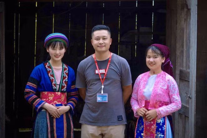 Được biết, sau khi có duyên gặp gỡ cô gái xinh đẹp ở Lùng Tám, chàng trai Tuấn Duy nảy ra ý tưởng quay một bộ phim lấy bối cảnh tại chính làng nghề. Ban đầu khi nhận được lời mời, các cô gái H'Mông khá e dè và ngại nên đã từ chối tham gia. Nhưng sau khi được thuyết phục, thiếu nữ xinh đẹp đã vui vẻ nhận lời và hy vọng sẽ được hướng dẫn thêm để thể hiện tốt vai của mình trong bộ phim của chàng quay phim Hà thành. Nguồn ảnh: Trần Tuấn Duy Mời quý độc giả xem video: Múa - Thiếu nữ vùng cao xinh đẹp - Nguồn: VTC Now