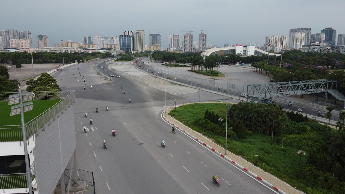 Theo thông báo từ Ban tổ chức Vietnam Grand Prix, đường đua F1 Hà Nội đã hoàn tất thi công toàn bộ 5.607 km đường đua và các hạng mục cố định đi kèm sau hơn 11 tháng thi công.