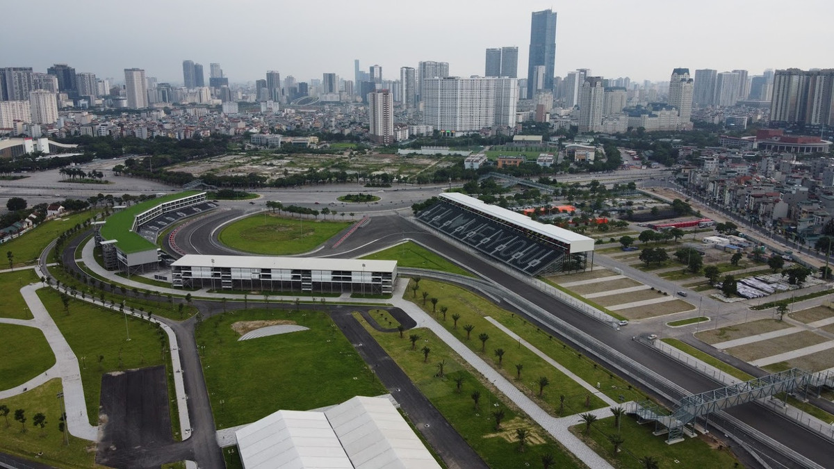 Cũng trong thời gian vừa qua, công ty F1 cũng ra thông báo sẽ có thể tái khởi động chặng đua phía sau cánh cửa đóng kín ở Áo vào đầu tháng 7, với các đội bay trên các chuyến bay riêng, được kiểm tra thường xuyên và cách ly với người dân địa phương.