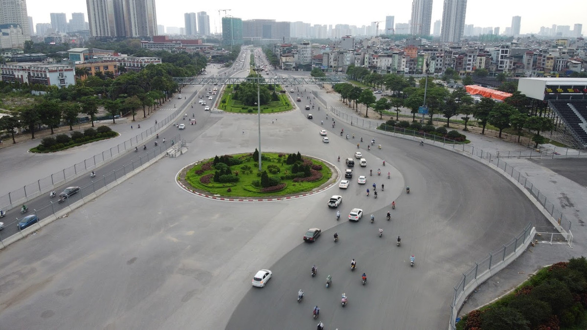 Đường đua F1 tại Việt Nam được xây dựng trên tổng diện tích 88 ha trong khuôn viên khu Liên hiệp thể thao Mỹ Đình và một phần trên đường giao thông công cộng, chạy qua các phố: Lê Quang Đạo, Lê Đức Thọ… với tổng chiều dài 5,607 km, gồm 22 góc cua, được đảm bảo nghiêm ngặt các tiêu chuẩn kỹ thuật an toàn, khắt khe.