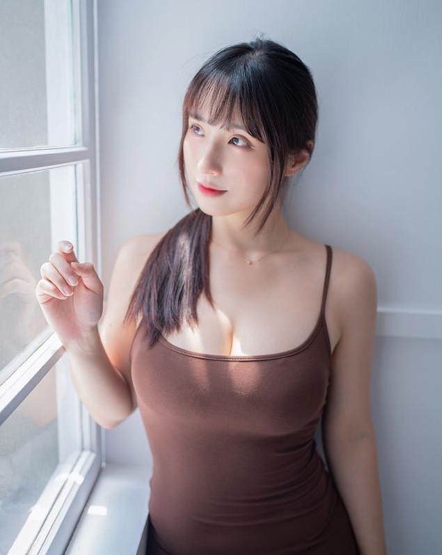 Bản thân vốn rất xinh đẹp, Ping Ping còn cực kỳ thu hút fan hâm mộ nhờ vào việc thường xuyên chia sẻ những hình ảnh cực kỳ gợi cảm, quyến rũ của bản thân, đặc biệt là những màn khoe vòng một đầy đặn.