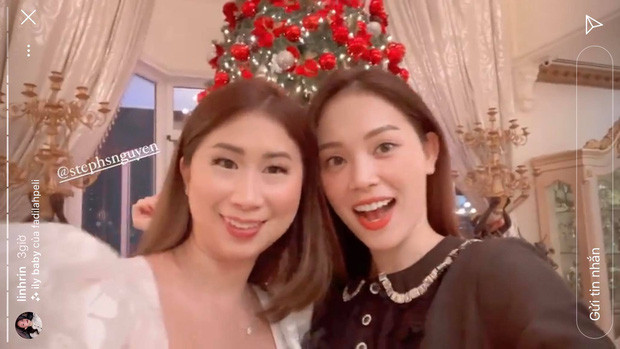Theo tìm hiểu, hot girl Linh Rin là khách mời trong tiệc Giáng sinh gia đình của nhà bạn trai. Cô nàng cũng tranh thủ chụp những bức ảnh lưu lại kỉ niệm với những người thân bên nhà Phillip Nguyễn.