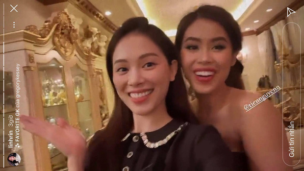 Chuyện yêu đương của Linh Rin và Phillip Nguyễn không còn xa lạ gì với dân tình. Mới đây, cô nàng hot girl khoe ảnh đứng chung khung hình với team "bà cô bên chồng" trong đó đáng chú ý là rich kid Tiên Nguyễn.