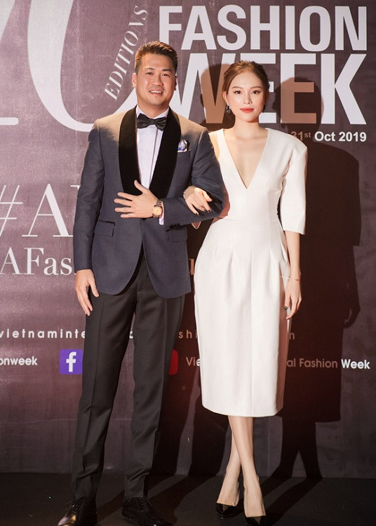 Sau những tin đồn "kẻ ở người đi" Linh Rin và Phillip Nguyễn thường xuyên đăng ảnh "tay trong tay" tại các sự kiện.