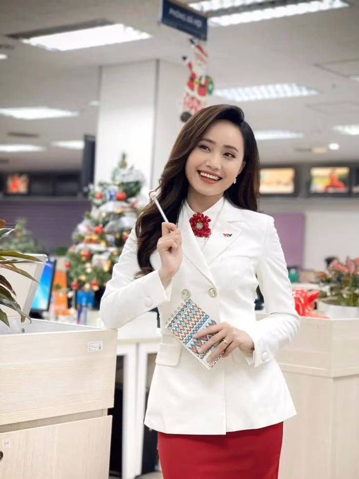 Dù đang bầu bí nhưng MC Xuân Anh vẫn chăm chỉ cập nhật thông tin, hình ảnh của bản thân lên mạng xã hội.