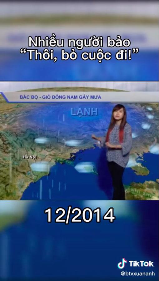 Từ hình ảnh ghi lại, khi đó Xuân Anh ăn mặc giản dị, đang dẫn các bản tin Thời Tiết.