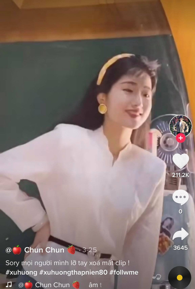 Theo nhiều dân mạng nhận xét với thời trang xuyên không, nhiều cô gái ngỡ như mặc đồ của mẹ. Nhưng trông chẳng khác gì nữ minh tinh Hongkong.