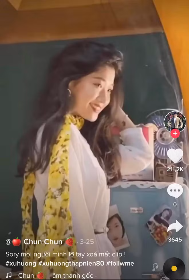 Ở nhà cách ly toàn xã hội trong suốt thời gian dài chắc chắn sẽ không tránh khỏi cảm giác buồn chán nên dạo gần đây trên mạng đã có đến "7749" trò hay ho để làm. Mới đây nhất, hội chị em đã rủ nhau trào lưu " xuyên không" quay trở lại những năm của thập kỉ 80 bằng những bức ảnh với guu thời trang của những năm "một nghìn chín trăm hồi đó".