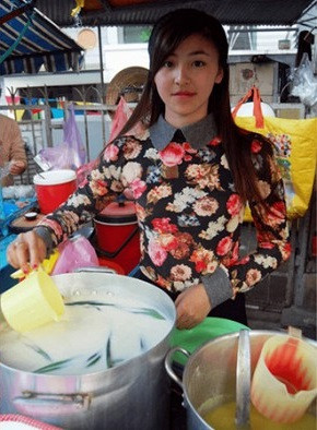 Cũng nhờ vẻ ngoài xinh đẹp, quán bánh tráng của hot girl Lưu Hoài Bảo Chi nhanh chóng nổi tiếng và đông khách hơn bao giờ hết.