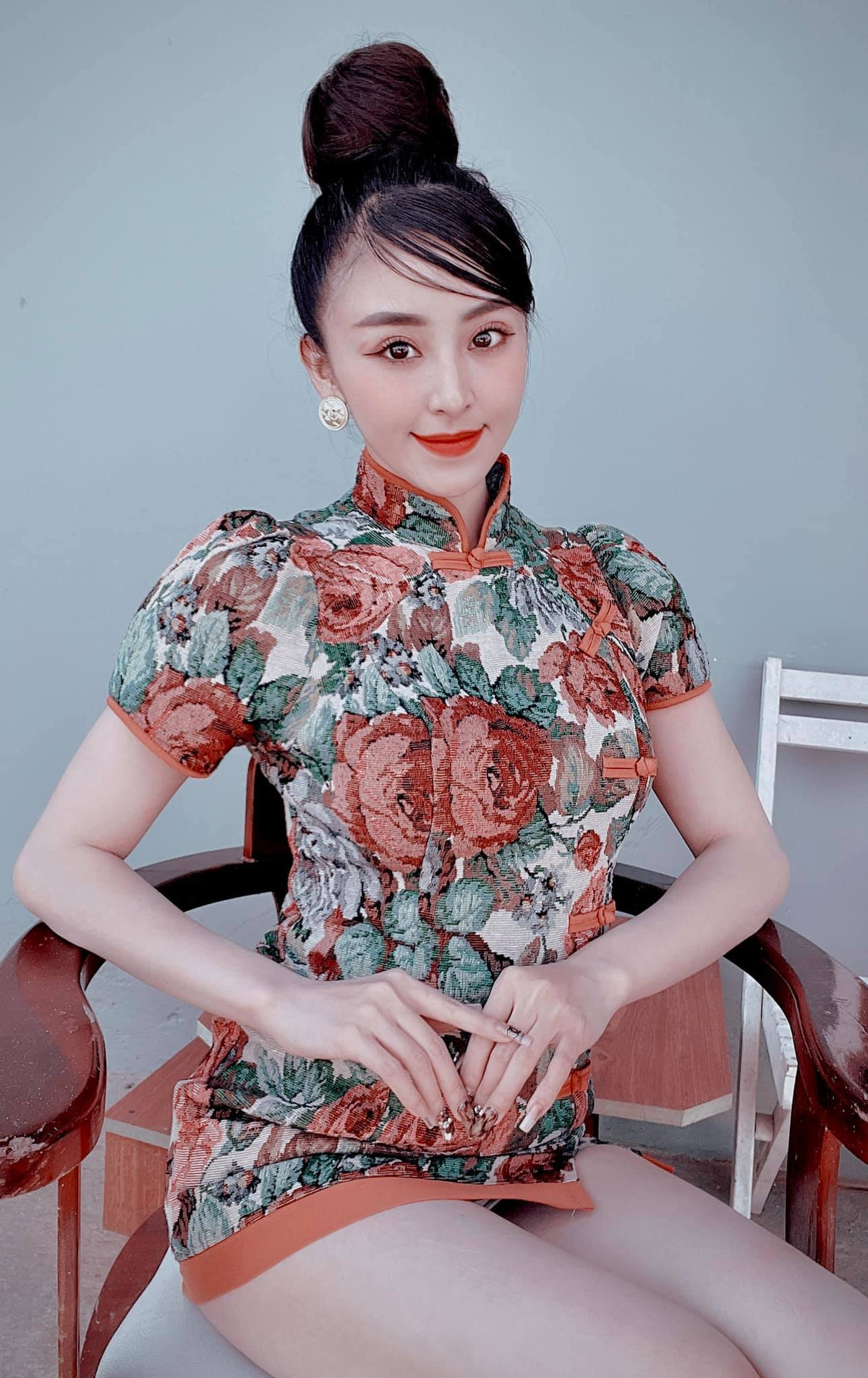 Thế nhưng khác với những cô nàng hot girl mạng nổi tiếng khác, Bảo Chi không dấn thân vào showbiz mà chọn sống một cuộc sống đời thường. Cô tránh xa dư luận, tránh xa những xô bồ cả danh tiếng lẫn tai tiếng.