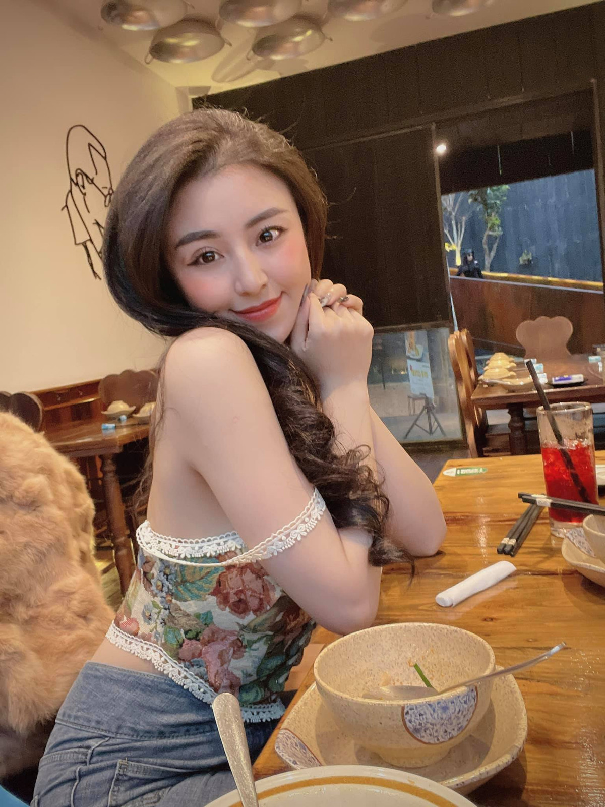 Những hình ảnh hiện tại của hot girl "bánh tráng trộn" thậm chí khiến nhiều người không thể nhận ra được đây chính là cô nàng Bảo Chi từng nổi tiếng với vẻ ngoài ngây thơ, mộc mạc cách đây 8 năm.