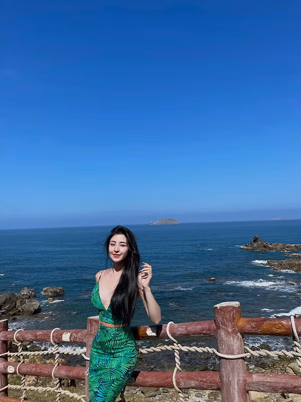 Theo đó, đã không còn hình ảnh của một cô gái dịu dàng, đậm chất "thôn nữ" giờ đây, Bảo Chi trông sang trọng, lộng lẫy và xinh đẹp hơn rất nhiều.