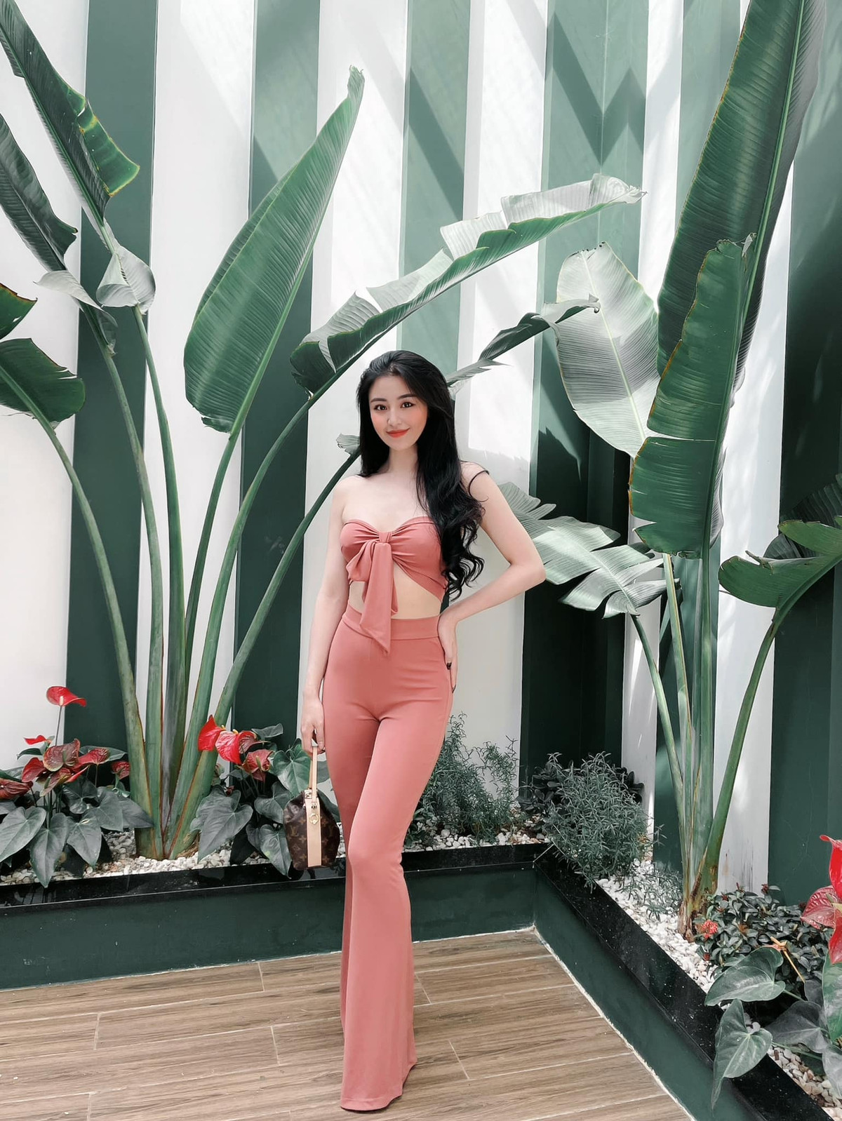 Trong chuyến du lịch Eo Gió ở Quy Nhơn (Bình Định), Bảo Chi gây chú ý khi mặc bộ váy bó sát người, khoét ngực để lộ vòng 1 căng tròn, đầy đặn.