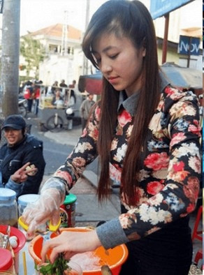 Với làn da trắng kèm theo đó là gương mặt xinh đẹp, mang phong cách dịu dàng dù không trang điểm quá đậm, hot girl "bánh tráng trộn" - Lưu Hoài Bảo Chi trở thành tâm điểm của cư dân mạng.