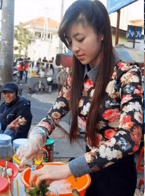 Với làn da trắng kèm theo đó là gương mặt xinh đẹp, mang phong cách dịu dàng dù không trang điểm quá đậm, hot girl "bánh tráng trộn" - Lưu Hoài Bảo Chi trở thành tâm điểm của cư dân mạng.