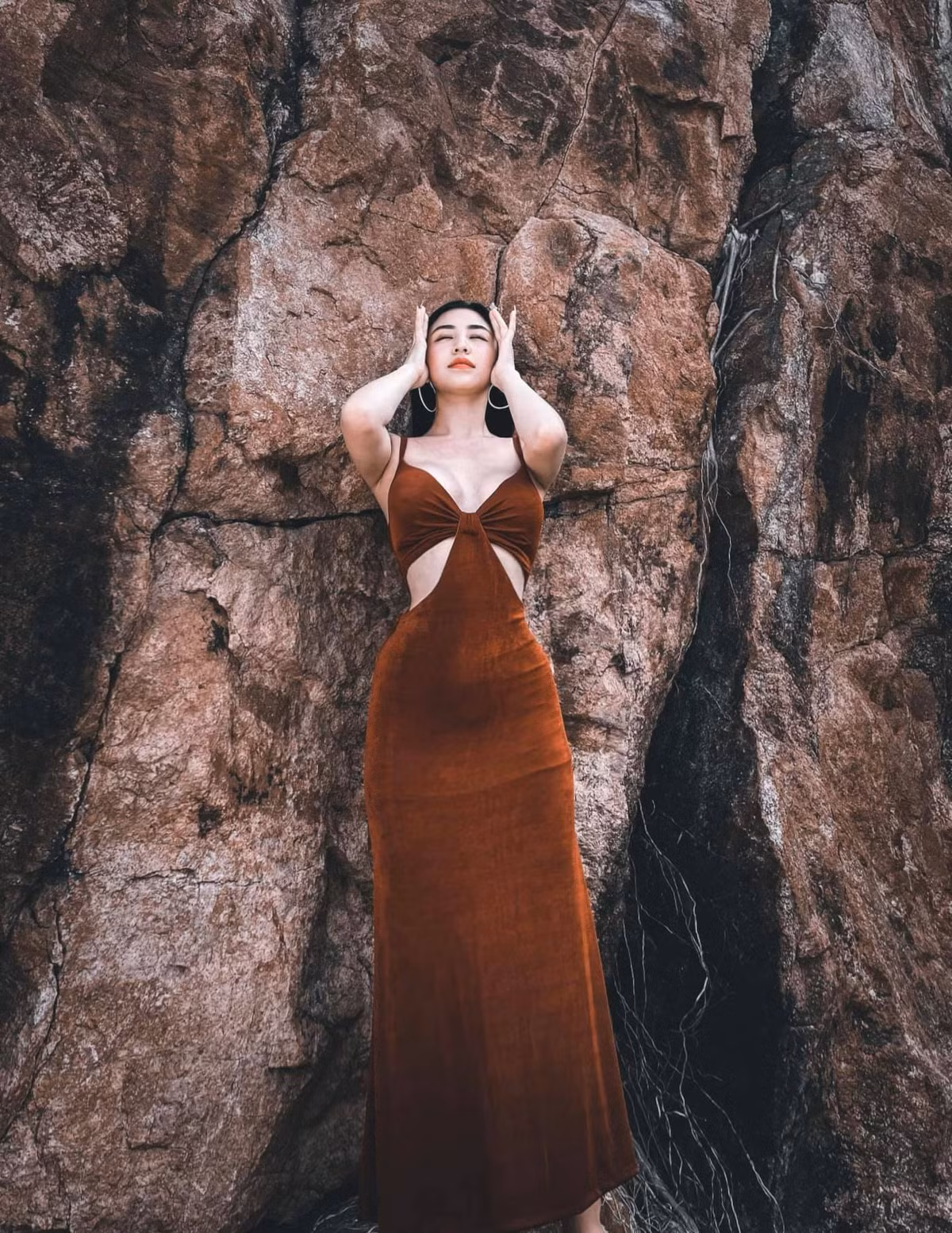 Ngoài ra, nhiều người còn "choáng váng" khi Bảo Chi sở hữu vòng eo con kiến, thân hình cân đối, quyến rũ.