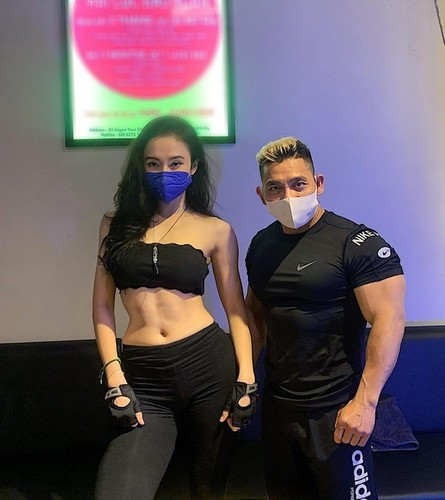 Tập gym không chỉ giúp "bà mẹ nhí" khỏe mạnh, còn có body đẹp diện nhiều kiểu trang phục. Trên trang cá nhân, cô tự tin mặc váy ôm, không để lộ khuyết điểm nào.