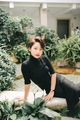 Việc bất ngờ nổi tiếng khiến trang cá nhân của Thu Hà trở thành "tâm điểm" của sự chú ý. Trên trang cá nhân, hot girl dân tộc Tày đăng tải hàng loạt bức ảnh xinh đẹp trong quá trình làm mẫu ảnh.