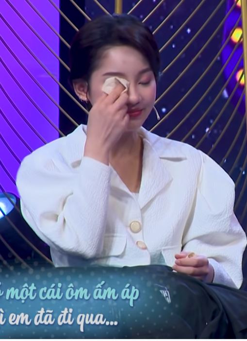 Bên cạnh những bàn tán về mặt mộc, nhiều người để ý đến những vết sẹo xuất hiện trên cánh tay Thu Hà khi cô quay bằng cam thường. Theo đồn đoán của dân mạng, có lẽ đây là "dấu tích" của quá khứ đầy ám ảnh từng được hot girl người Tày chia sẻ.